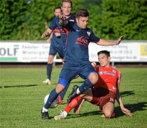 Ein Landkreis-Duell am ersten Spieltag: Zum Start der Landesliga Südost stehen sich der SV Bruckmühl (links Maximilian Biegel) und der TSV Wasserburg (rechts Bruno Goncalves) gegenüber.Foto Franz Ruprecht
