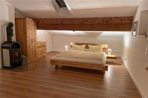 Ein nach individuellen Wünschen gefertigtes und dem Raum perfekt eingepasstes Schlafzimmer von der Schreinerei Peter Moser.