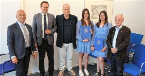 Ein Preis für ehrenamtliches Engagement: Im Beisein von (links) Denis Weisser, Abteilungsleiter Judo, TuS Bad Aibling, Kiwanis Präsident Christoph Lohr (Dritter von links) und Erwin Kühnel, Sportreferent der Stadt (rechts) zeichnete Bürgermeister Stephan Schlier (Zweiter von links) die Preisträgerinnen Fiona und Louisa Nowak aus. Foto RE