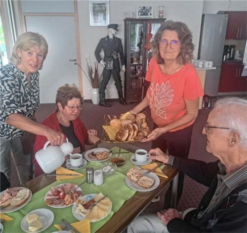 Ein üppiges kulinarisches Angebot erwartet die Senioren beim Frühstück des Roten Kreuzes. Evi Bachmeier (links) und Rosmarie Martlbauer gehören zum Team, das die Gäste bewirtet.Foto Hadersbeck