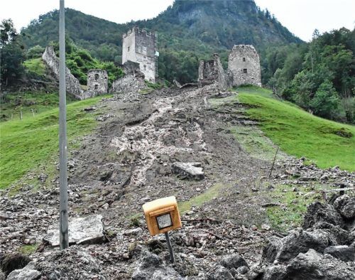 Eine Folge der jüngsten Unwetter in der Region: Teile der Burgruine Falkenstein in Flintsbach sind nach den heftigenRegenfällen abgerutscht. Starkregen nehmen durch den Klimawandel an Häufigkeit und Wassermenge zu. Foto dpa