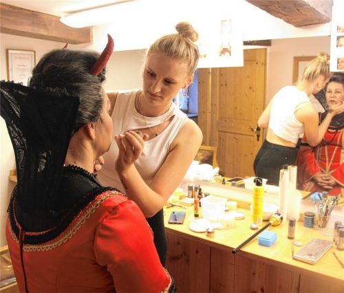 Eine große Herausforderung stellt das Stück „Die Teufelsbraut“ an die Maskenbildnerinnen (hier: Marlene Obermair), die gerade Satania, Beelzebubs Mutter, gespielt von Christine Wilhelm, schminkt. Foto Steffenhagen