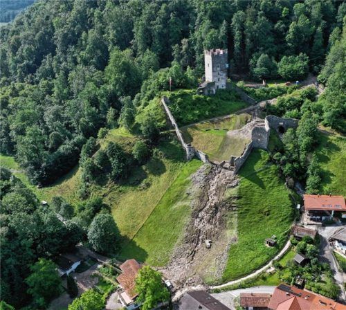 Eine Lawine aus Geröll und Schlamm bahnte sich ihren Weg durch das Burg-Areal und richtete schwere Schäden an.Foto Barth