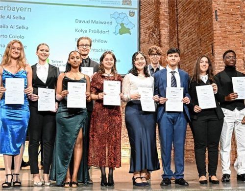 Eine Urkunde vom bayerischen Kultusministerium: Sidona Demeke (Dritte von links) bei der Verleihung des Stipendiums. Foto Hase/stmuk