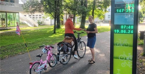 Einen „fairtrade“-Riegel hatte Mobilitätsmanagerin Veronika Winkler für alle dabei, die an der Zählstelle vorbei kamen. Foto Re