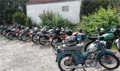 Einkehrschwung der Zündapp-Freunde: Die blaue Maschine im Vordergrund ist eine C50 Super, ein sehr verbreitetes Modell in den 70er-Jahren. Die grüne KS 125 WC ist ein Auslandsmodell für die Schweiz und Holland. Der Rest sind überwiegend KS-80-Modelle und ganz hinten die 50ccm-Modelle. Fotos re
