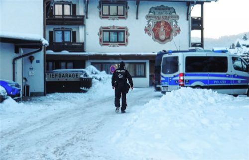 Eisiger Einsatz am 11. Januar dieses Jahres: Ein Polizist schreitet die Einfahrt zum Hotel Gastager entlang. Er ist einer von einigen Dutzend Einsatzkräften, die das Hotel stürmten. Foto NEWS5 (bearbeitet)