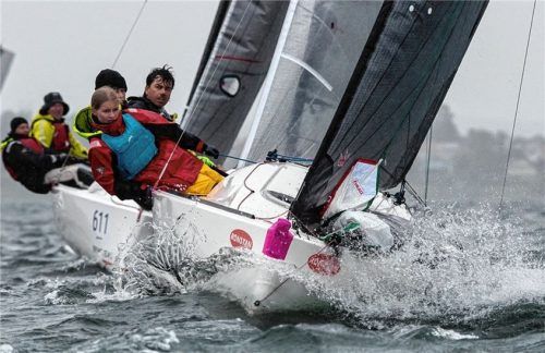 Emilia Ewald (vorne) und Julia Ewald (dahinter) feierten mit ihrem Trainer Niclas Lehmann (hinten rechts) als achtbestes Team eine erfolgreiche Seascape-Premiere.Foto Markus Müller