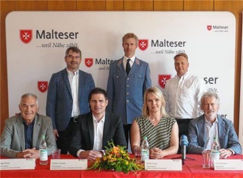 Engagieren sich für ältere Menschen mit kleiner Rente: (vorne, von links) Sepp Hofer, Stefan Lackner, Hilde Gerg und Paul Breitner, (hinten, von links): Herbert Eder, Bezirks-Geschäftsführer der Malteser für Ost-Oberbayern, Peter Prinz von Lobkowicz, stellvertretender Diözesanleiter, und Ernst Schütz, Geschäftsführer der Malteser Rosenheim.Foto  Schubert