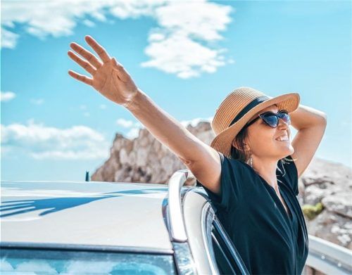 Entspannt im Ferienort ankommen – das funktioniert leichter, wenn man eine kleine Box installiert, die an den Mautstationen lange Staus erspart. Foto adobestock