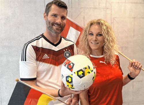 Er Deutscher, sie Schweizerin: Martin Tomczyk und Christina Surer feuern beim EM-Spiel am Sonntag unterschiedliche Teams an. Foto Huber