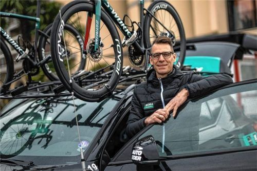 Erfahrener Mann am Lenkrad: Dr. Christian Schrot ist als Sportlicher Leiter auch Chef der fahrenden Kommandozentrale.Foto Jörg Mitter/Red Bull Content