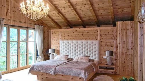 Erholsam und gesund schlafen – im Steiner Zirbenholz-Zimmer. Naturbettsysteme ergänzen die Schreinerbetten ideal.