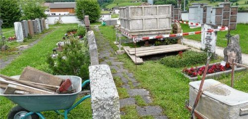Ermittlungen auf dem Inzeller Friedhof: Beim Herrichten einer Grabstelle für eine Beisetzung stießen Bestatter auf einen Leichnam und informierten die Polizei. Foto Wegscheider