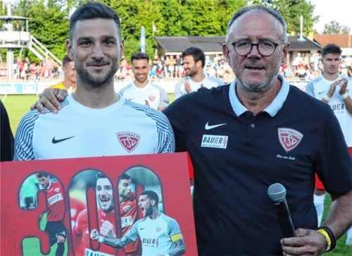 Erst Spieler, dann Nachfolger: Anton Bobenstetter mit Aleks Petrovic, der den TSV Buchbach jetzt als Trainer in der Regionalliga gehalten hat.Foto Michael Buchholz