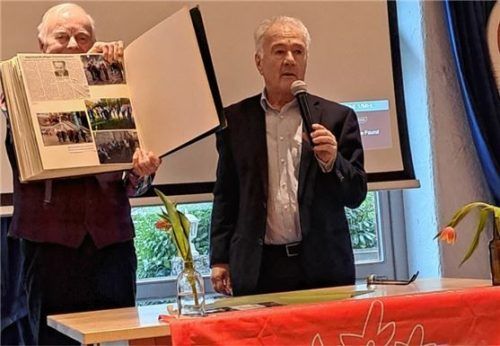 Erster Vorsitzender Albin Stieber (rechts) mit Ferdinand Esser und der Vereinschronik.Foto re