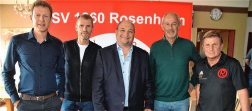 Expertentalk: Bestseller-Autor Roland Reng, Spielerberater Dirk Grosse, OVB-Sportredakteur Thomas Neumeier, Profitrainer Reiner Maurer und 1860-Trainer Wolfgang Schellenberg, der Organisator der Gesprächsrunde.Foto Franz Ruprecht