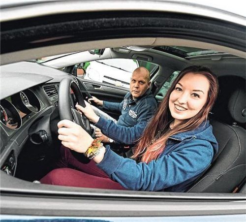 Fahren mit erwachsener Begleitung: Mit dem BF17-Führerschein darf man vor dem 18. Geburtstag ans Steuer. Foto Hollemann/dpa