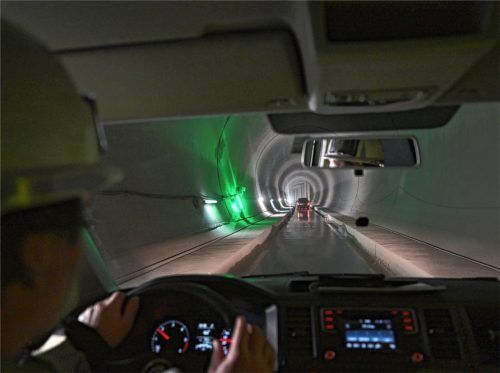 Fahrt durch eine der Hauptröhren im Brennerbasistunnel. Beim Bau zwischen Österreich und Italien zeichnet sich mittelfristig ein erster Durchbruch ab. Die Anbindung im Inntal bleibt derweil heftig umstritten. Foto dpa