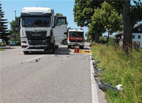 Fahrzeugteile liegen nach dem Unfall auf der Fahrbahn der Staatsstraße 2078. Foto Hadersbeck