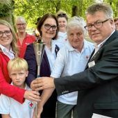 Feierliche Fackelübergabe im Kurpark