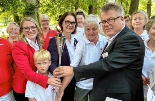 Feierliche BRK-Fackelübergabe: (von links) Monika Schmid sowie Gertrud Friess-Ott übergeben die Fackel an Margit Heger und Martin Schmidt.Foto  Neuwirth