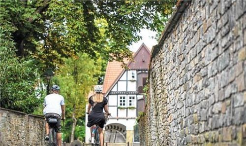 Fest im Sattel sitzen und Orte erkunden: Die Stadt Soest liegt auf der Salzroute.
