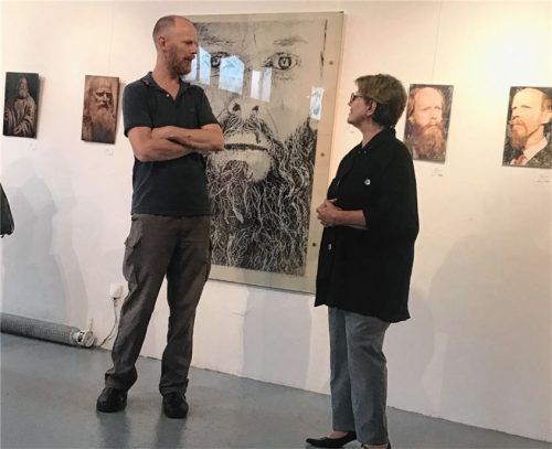 Foto-Künstler Joe Børg (links) im Gespräch mit Christine Schönmetzler, Mitglied im Vorstand des Kunstvereins Bad Aibling. Foto bößwetter