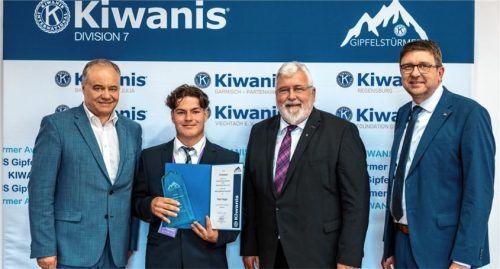 Freude über den Preis: (von links) Landtagsabgeordneter Harald Kühn gratuliert Peter Krieger gemeinsam mit Landtagsabgeordnetem Sebastian Friesinger und Kiwanier Thomas Quiram zu seiner Auszeichnung.Foto mike @ samplay