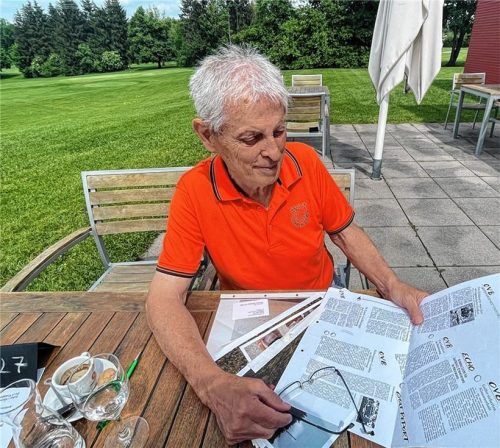 Für das Gespräch mit den OVB-Heimatzeitungen im Clubhaus hat Albert Georg Dander, amtierender Präsident des „Golfclub Höslwang im Chiemgau“, Bilder und Presseausschnitte mitgebracht.Foto Kirchner