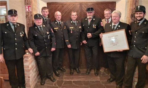 Für den Dienst am Nächsten: (von links) Hans Gollreiter, Josef Sewald, Sepp Mair, Rudolf Huber, Max Goldbrunner, Isidor Sixt, Georg Weigl, Thomas Gaar und Johannes Weigl. Foto Feuerwehr schönau