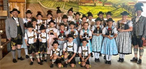 Gebietsvertreter Hans März (links) mit den Pokalgewinnern der Plätze eins bis drei in den jeweiligen Gruppen des Nachwuchsbereiches.Foto re