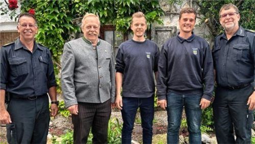 Gratulation für das neue Führungsduo: (von links) Kreisbrandmeister Manfred Gierlinger, Bad Endorfs Zweiter Bürgermeister Wolfgang Kirner, Zweiter Kommandant Maximilian Korten, Kommandant Alexander Grossman und Kreisbrandinspektor Franz Hochäuser.Foto re