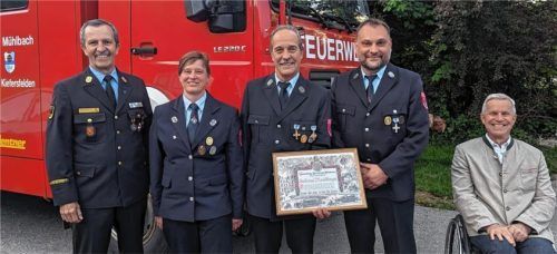Gratulation zu einer besonderen Auszeichnung: (von links) Kreisbrandrat Richard Schrank, Kommandantin Maria Fritz, das neue Ehrenmitglied Andreas Wendlinger, Vorsitzender Toni Schönfelder und Bürgermeister Hajo Gruber.Foto Hoffmann