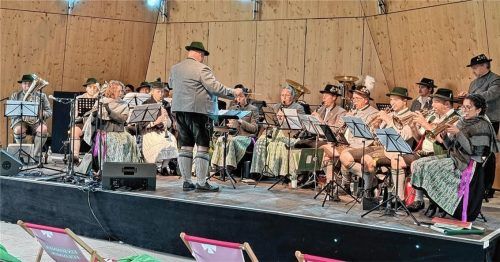 Große Bühne: Die Musiker der Musikkapelle Vagen durften bei der Landesgartenschau auftreten. Foto re