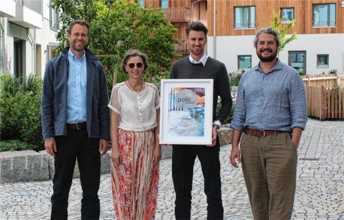 Große Freude über die Urkunde zum zweiten Platz beim „polis Award“ herrschte bei: (von links) Max von Bredow (Geschäftsführer „MvB Baukultur GmbH“), Birgit Siewert (Koordinatorin und Ansprechpartnerin „Tannenhof Wohnzimmer“), Michael Sandbichler (Geschäftsführer „MvB Baukultur GmbH“) und Architekt Markus Hölzl („HKF – Hölzl Knote Frischholz Architektur und Gestaltung“).Foto  Strim