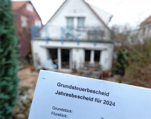 Grundstücksbesitzer wurden aufgefordert, die Erfassungsbögen zum Grundsteuerbescheid auszufüllen. Derzeit übermittelt das Finanzamt die Auswertung an die Gemeinden. Foto Dpa