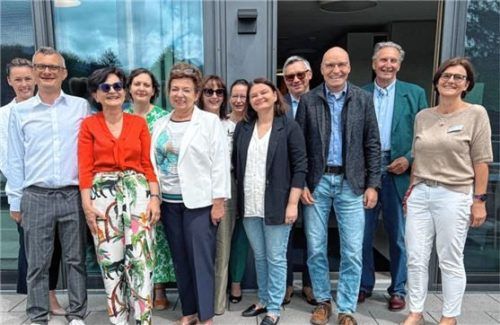 Gruppenbild mit Hospiz-Gästen aus Polen mit Barbara Krôl (Dritte von links) sowie (von rechts) mit Ruth Wiedemann, Dr. Christoph Zipplies und Stefan Scheck vom Chiemsee-hospiz. Foto Hötzelsperger