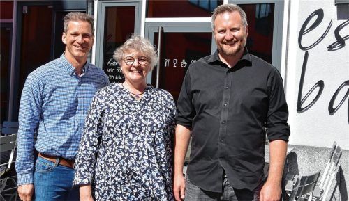 Haben ein neues Angebot für Menschen mit einer Krebserkrankung ins Leben gerufen: (von links) Dr. Kai Nowak, Almuth Aicher und Christian Hlatky von der Rosenheimer Bürgerstiftung. Foto Peter Schlecker