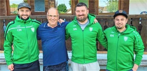 Heißen Elvis Nurikic (Zweiter von rechts) willkommen: Christoph Niedermaier (Zweiter Abteilungsleiter), Herbert Rott (Vorstand) und Andreas Bauer (Erster Abteilungsleiter) (von links). Foto re
