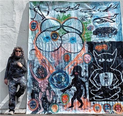 Hermann Josef Hack neben seinem Bild „World peopleRosenheim“ an der Städtischen Galerie.Foto re