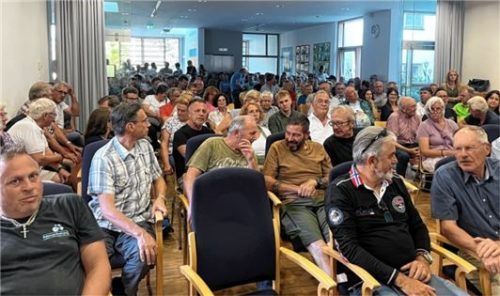 Hunderte Pruttinger wollten mehr zur Finanzierung der Wasserversorgung wissen und ihrem Unmut Luft machen. Den einzig freien Stuhl in der ersten Reihe hatte die Dritte Bürgermeisterin nur kurz verlassen. Foto Hampel