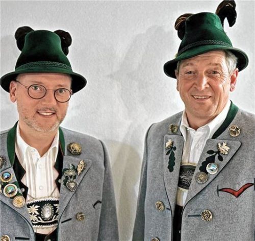 Im Gespräch mit den OVB-Heimatzeitungen waren Vereinsvorsitzender Claus Reiter und Festleiter Rudi Angermaier vom Trachtenverein D’Griabinga.