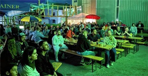Im neuen Kultur-Garten Bad Aibling am Künstlerhaus in der Pentenriederstraße treffen sich Besucher aktuell zum Public Viewing zu den Spielen der Fußball-EM. Foto  re