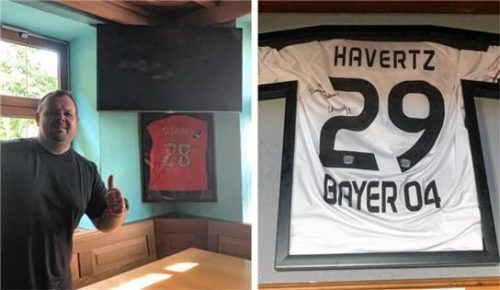 Im Restaurant zeigt Gabriel Both die original signierten Trikots der deutschen Fußballer Julian Weigl und Kai Havertz. Foto Bettinger