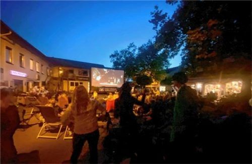 Im Schein der Leinwand tanzten die Besucher bei der „Rocky-Horror-Picture-Show“ im Open-Air-Kino den legendären „Time Warp“ samt „Jump to the left“. Foto Mischi