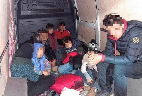 Immer wieder machen Bundespolizisten in der Region solche Entdeckungen: Geflüchtete, die unter hochgefährlichen Bedingungen transportiert werden – wie hier auf der A93, als im März 2023 ein Syrer acht Migranten, darunter vier Kinder, schleuste. Wegen einer ähnlichen Tat müssen sich nun drei Georgier verantworten. Foto Bundespolizei
