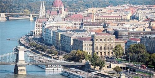 In Budapest wird mitten in der Stadt geankert. Foto picture alliance/dpa