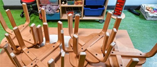 In den Kindertagesstätten der Gemeinde Aschau gibt es eigentlich genug Plätze für alle. Doch aufgrund fehlenden Personals stehen nicht alle zur Verfügung. Foto dpa/Kalaene