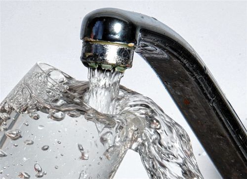 In den von der Gemeinde Bad Feilnbach versorgten Bereichen muss weiterhin das Trinkwasser abgekocht werden. Foto dpa